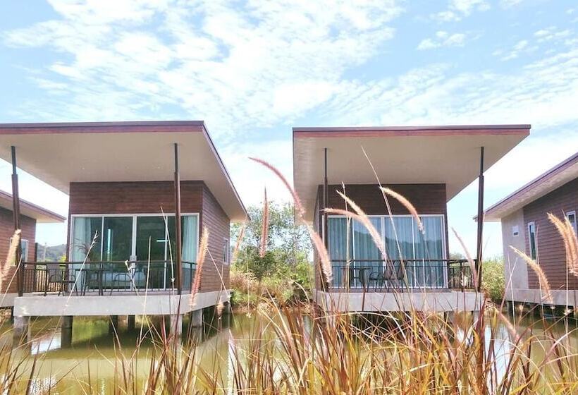 Fotos del hotel Amantra Lake View Resort:  25