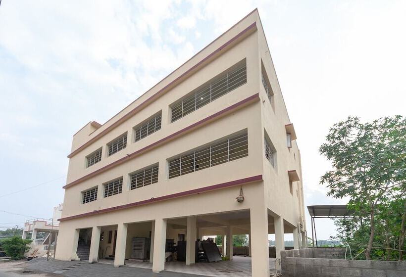 Fotos del hotel Oyo 2391 Greentree Serviced Apartment:  2