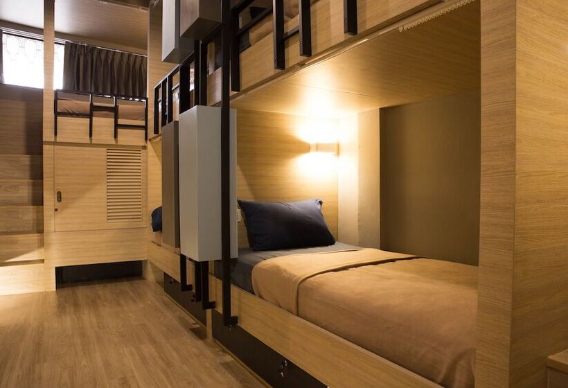 Bed Box Khaosarn Hostel