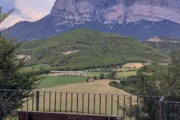 Vistas A La Montaña En Un Pueblo Con Encanto - El Pueyo de Araguas