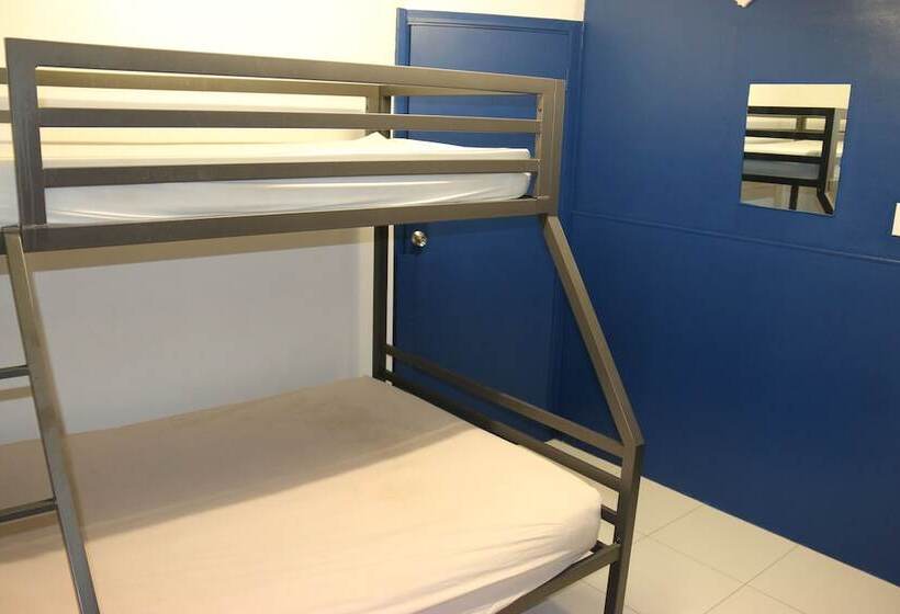 Waterfront Backpackers  Hostel