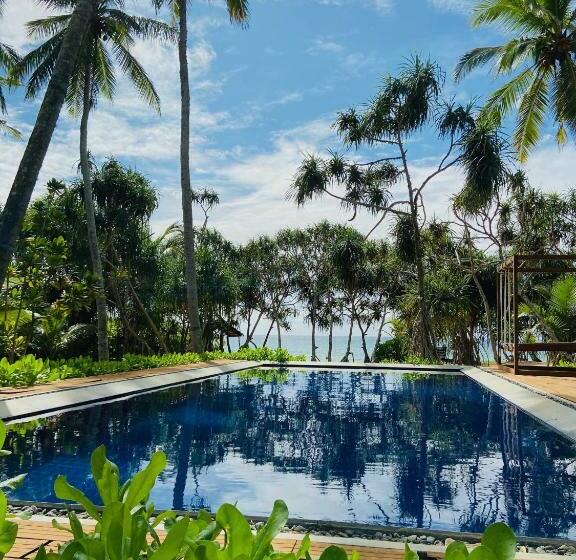 Sanjis The Seaside Cabanas