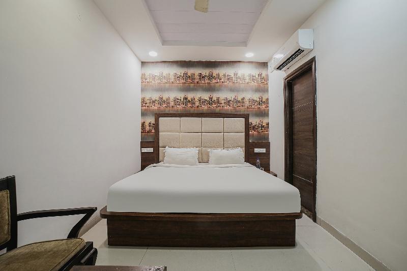 OYO 8673 Hotel Hollywood Heights