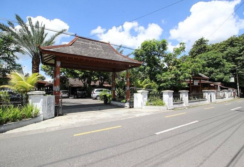 Fotos del hotel Reddoorz Plus Near Alun Alun Selatan 2:  21