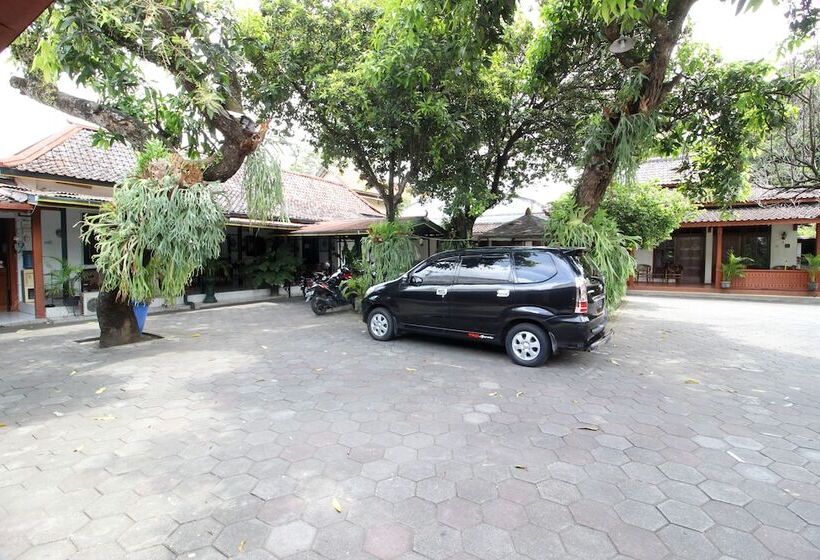 Fotos del hotel Reddoorz Plus Near Alun Alun Selatan 2:  18