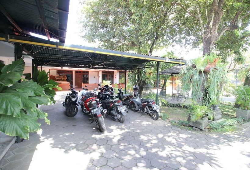 Fotos del hotel Reddoorz Plus Near Alun Alun Selatan 2:  2