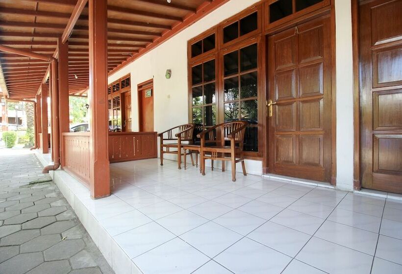 Fotos del hotel Reddoorz Plus Near Alun Alun Selatan 2:  3