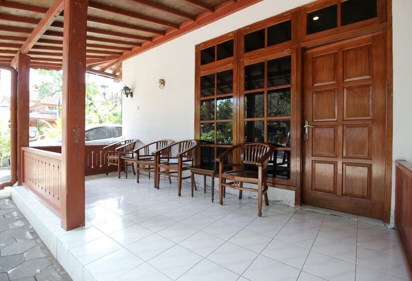 Fotos del hotel Reddoorz Plus Near Alun Alun Selatan 2:  14