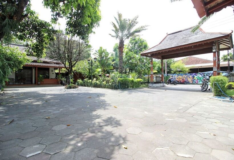 Fotos del hotel Reddoorz Plus Near Alun Alun Selatan 2:  9