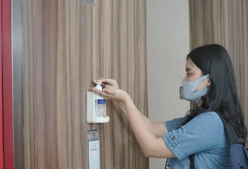 Fotos del hotel Reddoorz Plus Near Alun Alun Selatan 2:  22