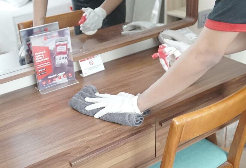 Fotos del hotel Reddoorz Plus Near Alun Alun Selatan 2:  11