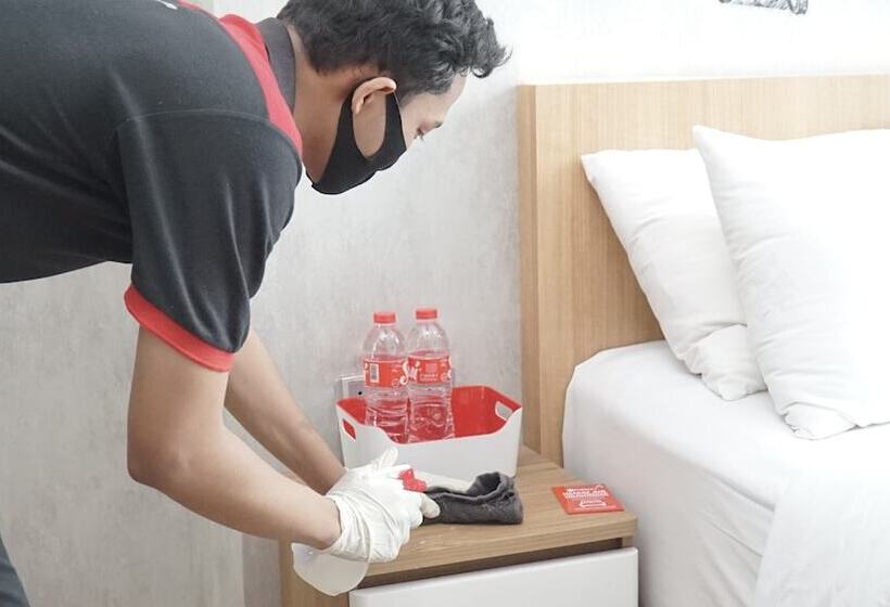 Fotos del hotel Reddoorz Plus Near Alun Alun Selatan 2:  25