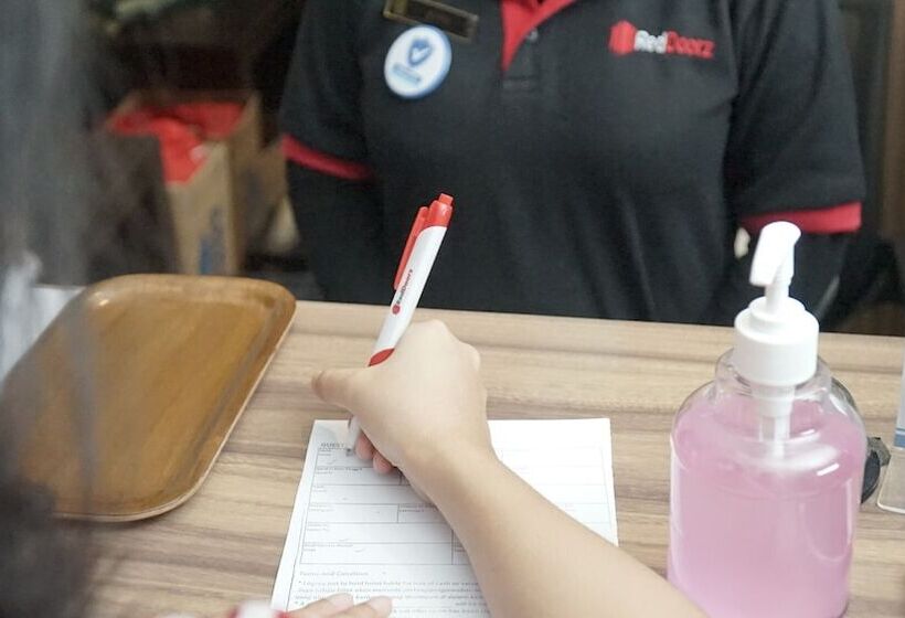 Fotos del hotel Reddoorz Plus Near Alun Alun Selatan 2:  23