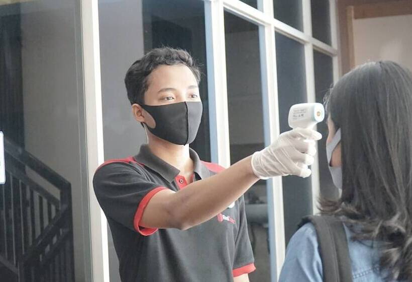 Fotos del hotel Reddoorz Plus Near Alun Alun Selatan 2:  6