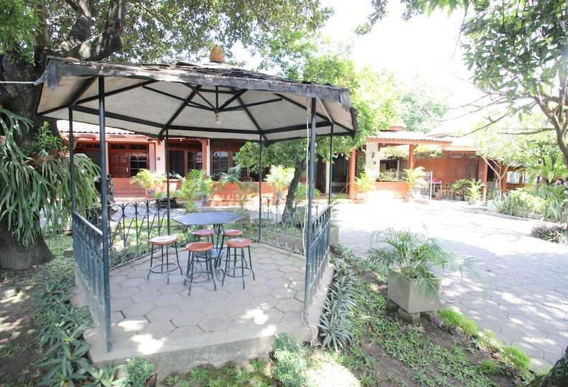 Fotos del hotel Reddoorz Plus Near Alun Alun Selatan 2:  8