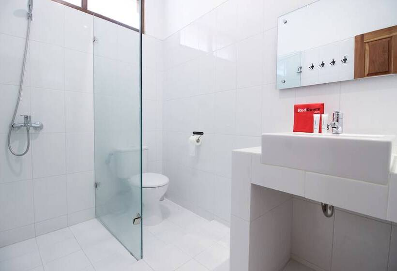 Fotos del hotel Reddoorz Plus Near Alun Alun Selatan 2:  4