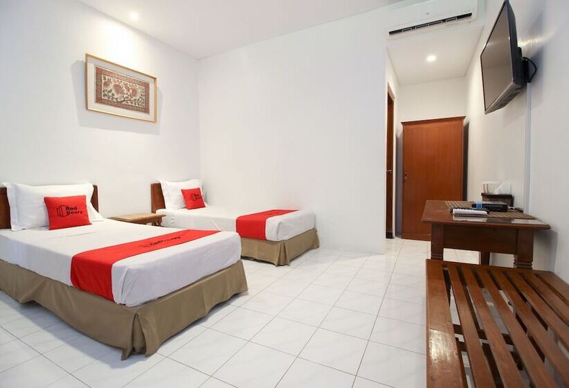 Fotos del hotel Reddoorz Plus Near Alun Alun Selatan 2:  13