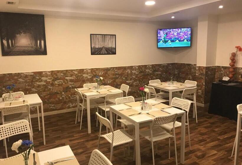 Fotos del hotel Almond Hotel Apartments:  6