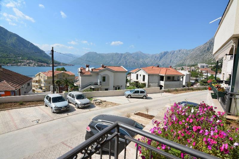 Fotos del hotel Rooms & Apartments Dobrotski Dvori:  2