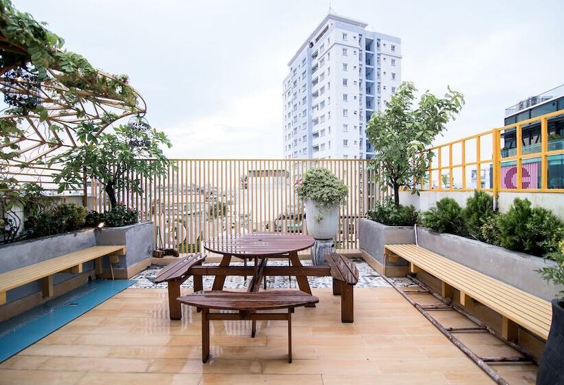 Reddoorz Plus Near Saigon Train Station