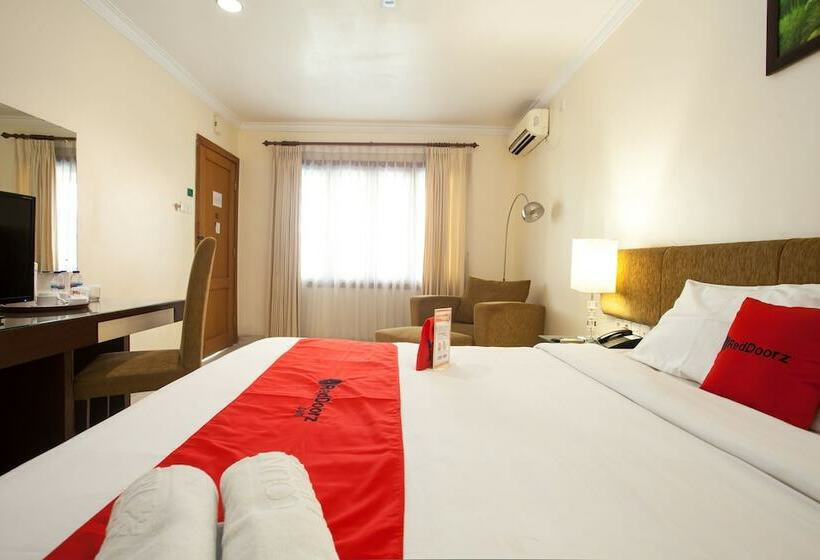 Fotos del hotel Reddoorz Premium @ Raya Nginden:  23