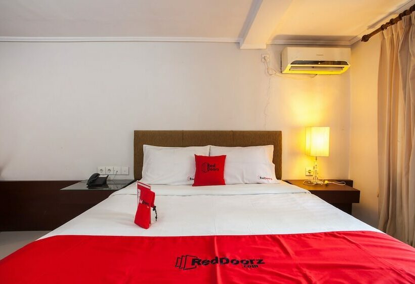 Fotos del hotel Reddoorz Premium @ Raya Nginden:  7