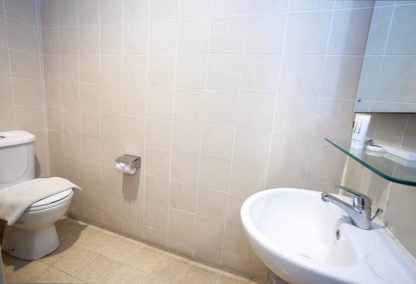 Fotos del hotel Reddoorz Premium @ Raya Nginden:  16