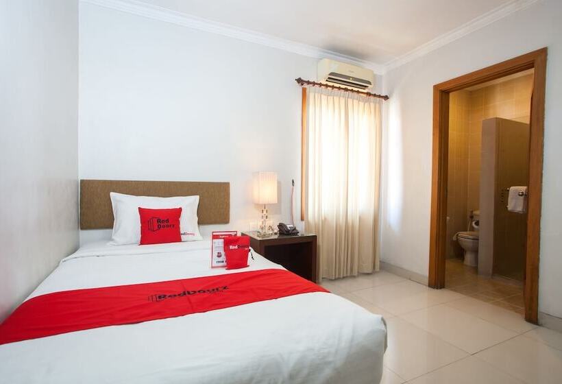 Fotos del hotel Reddoorz Premium @ Raya Nginden:  25