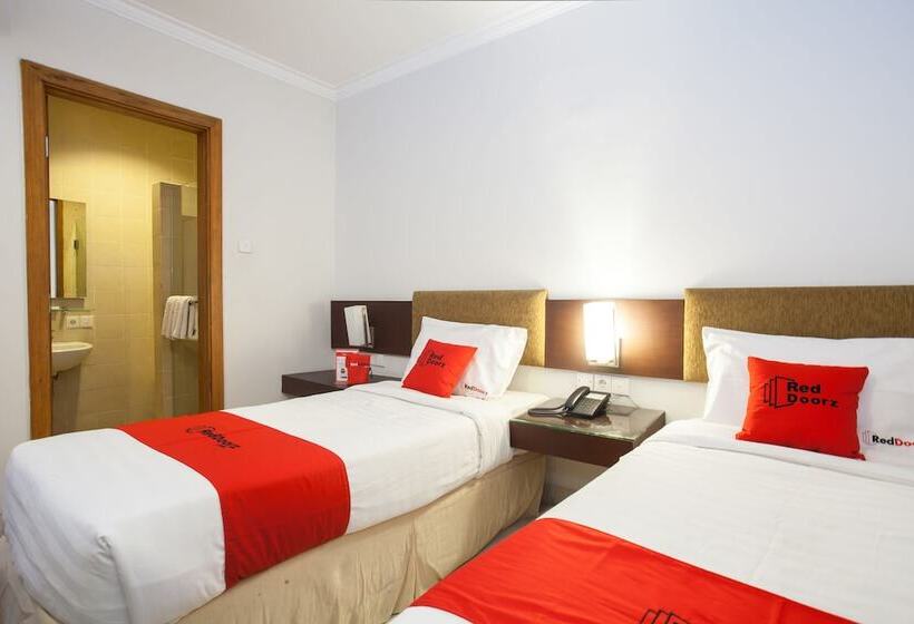 Fotos del hotel Reddoorz Premium @ Raya Nginden:  17