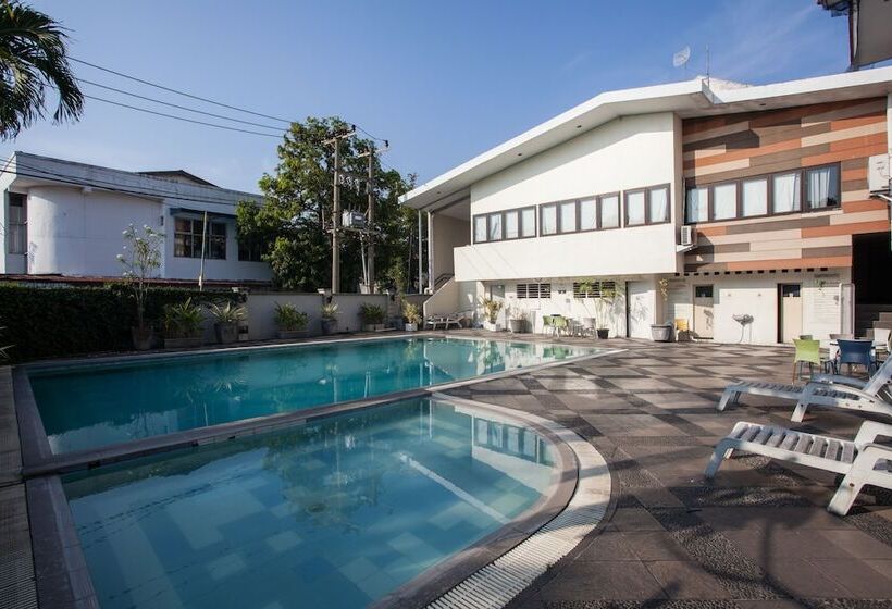 Fotos del hotel Reddoorz Premium @ Raya Nginden:  21