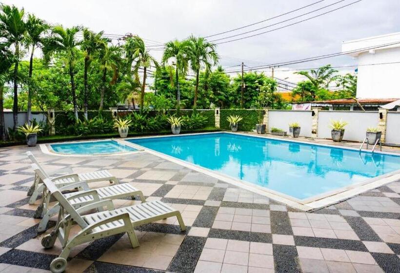 Fotos del hotel Reddoorz Premium @ Raya Nginden:  2