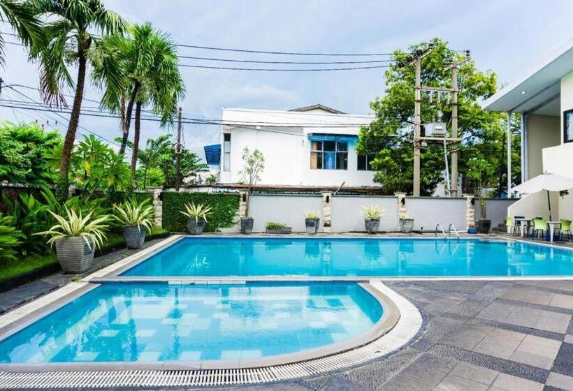 Fotos del hotel Reddoorz Premium @ Raya Nginden:  18