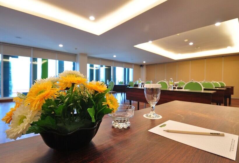 Fotos del hotel Maxonehotels.com At Kramat:  13