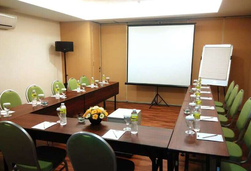 Fotos del hotel Maxonehotels.com At Kramat:  6