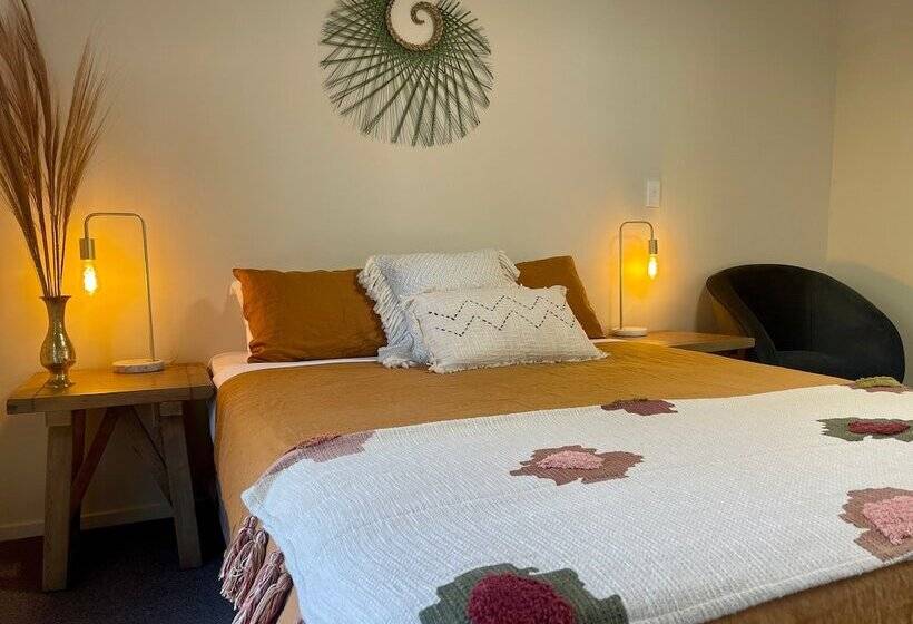 Te Anau Lakefront Backpackers