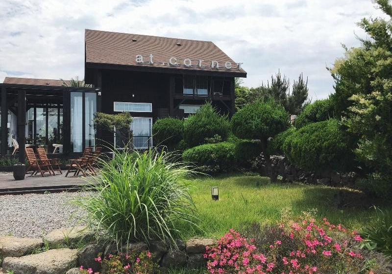 Fotos del hotel At Corner:  5