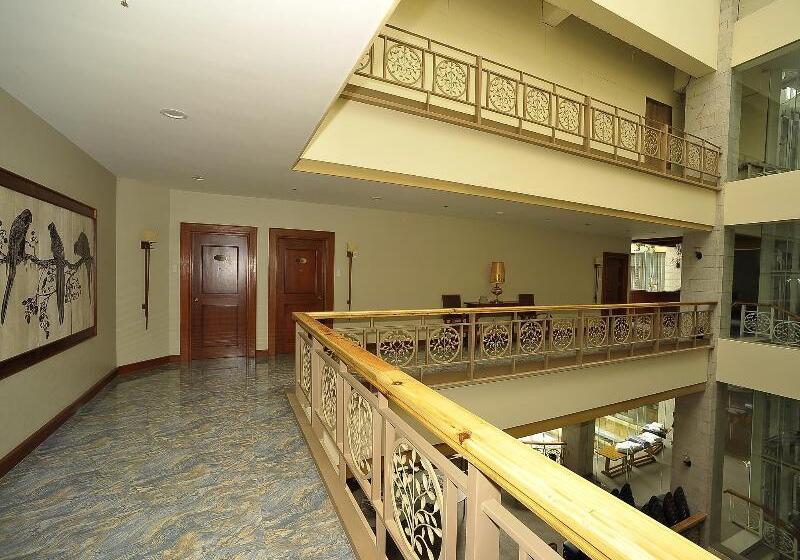 Fotos del hotel Paragon  And Suites:  2