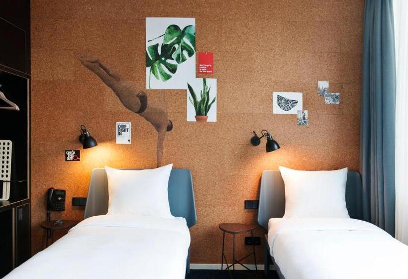 Fotos del hotel Conscious Hotel The Tire Station:  18
