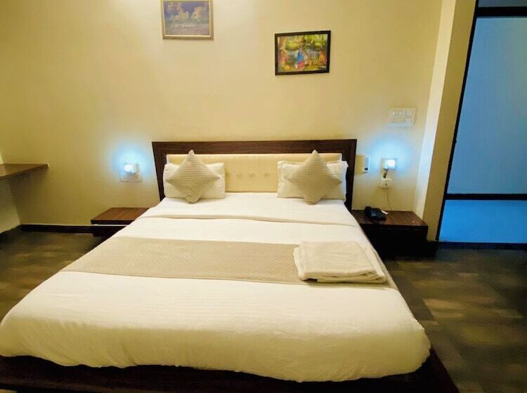 Oyo 10317 Hotel Mock Orange