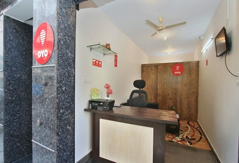 Fotos del hotel Oyo 12033 Hotel Royal Residence:  3