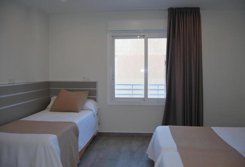 Standard Triple Room, Estudiotel Alicante