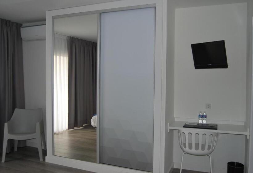 Habitación Triple Estándar, Estudiotel Alicante