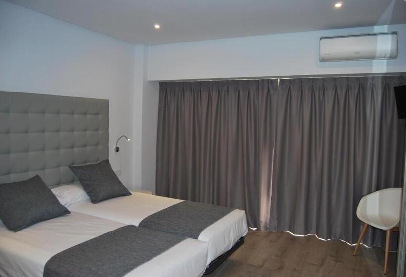 Standard Triple Room, Estudiotel Alicante