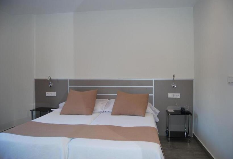 Standard Quadruple Room, Estudiotel Alicante