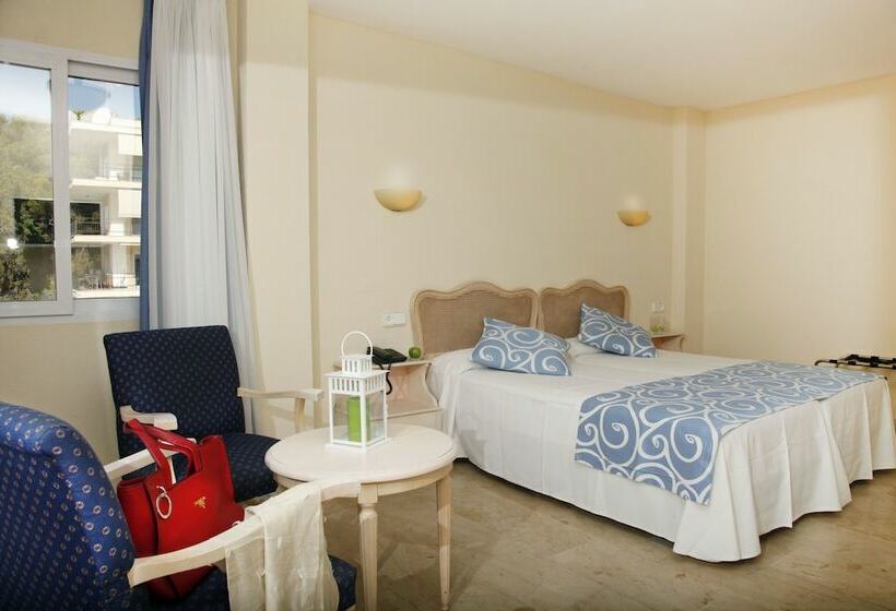 اتاق اساندارد با چشم‌انداز جانبی به دریا, Roc Illetas & Spa