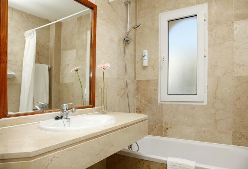 اتاق اساندارد با چشم‌انداز جانبی به دریا, Roc Illetas & Spa