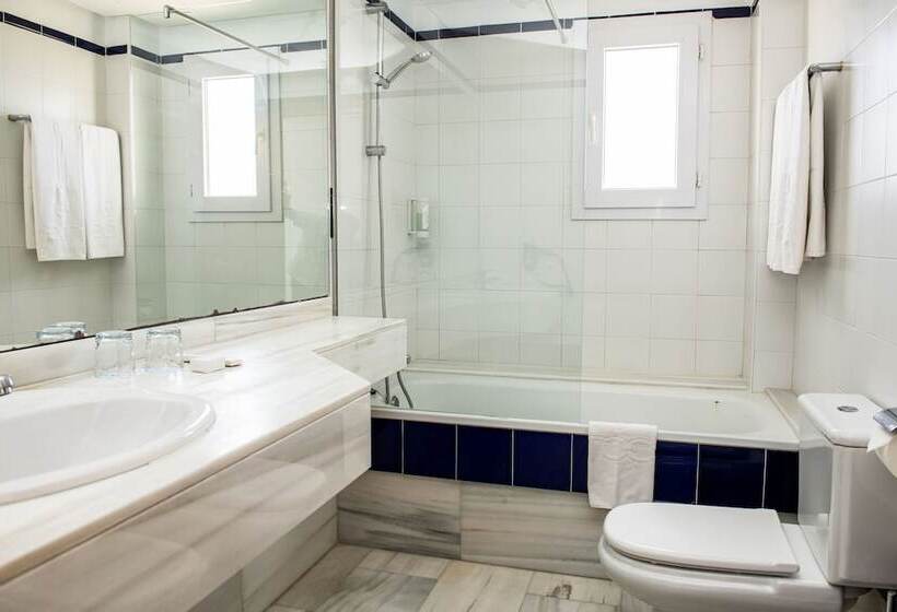 اتاق اساندارد با چشم‌انداز جانبی به دریا, Roc Illetas & Spa