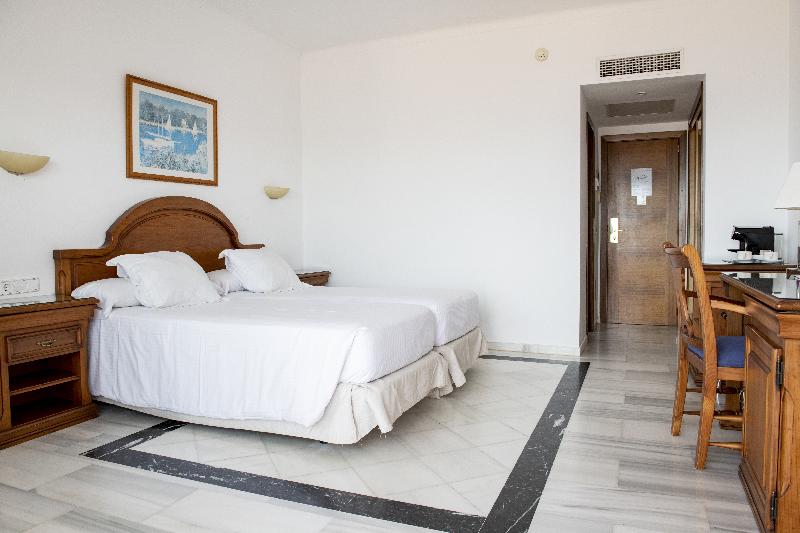 اتاق اساندارد با چشم‌انداز جانبی به دریا, Roc Illetas & Spa