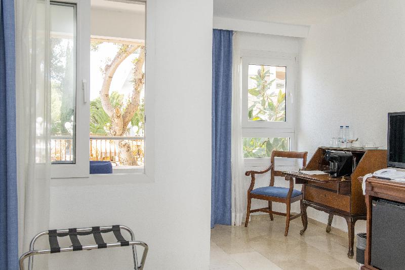 اتاق اساندارد با چشم‌انداز جانبی به دریا, Roc Illetas & Spa