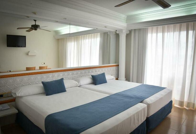 Quarto Triplo Estandar, Playacapricho Hotel